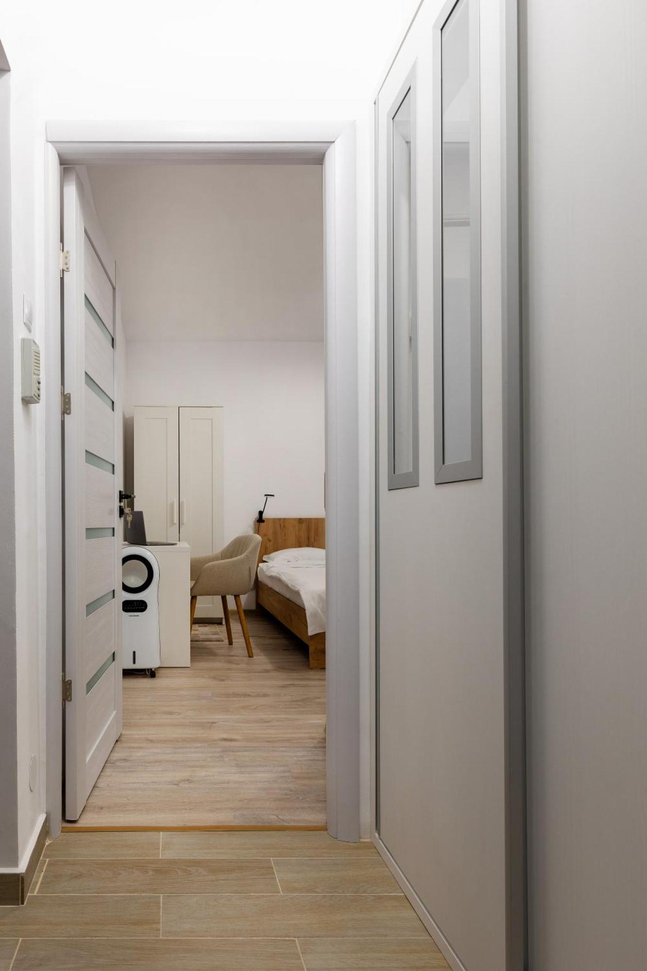 Minerva Studio Craiova Apartment Bagian luar foto